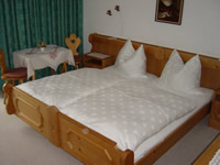 Eines der Doppelbettzimmer