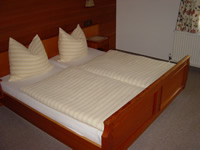 Einer der Doppelbettzimmer